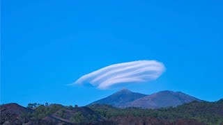 Stunning TimeLapse Of Lenticular Cloud [upl. by Vetter]