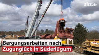 Schwerer Bahnunfall in Süderlügum So läuft die Bergung der Waggons [upl. by Russom]